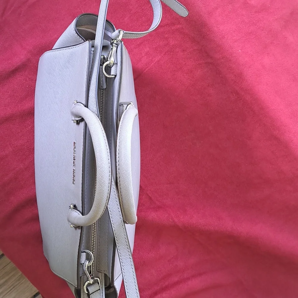Michael Kors Medium Size Light Gray Bag/ Crossbody ❤️ EC - Picture 8 of 13